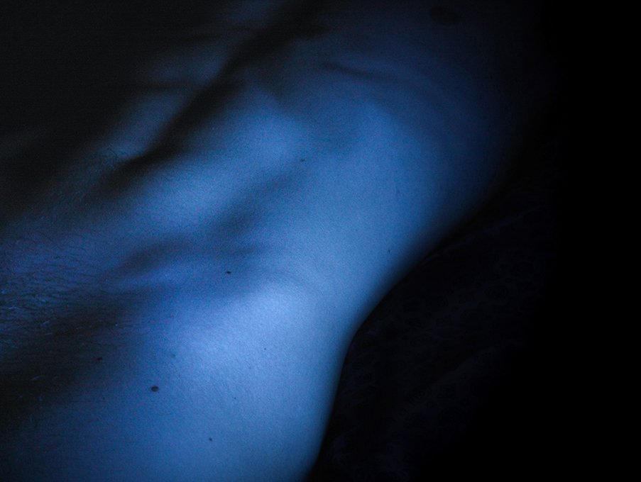Contact, Martina Dalla Vecchia
Fotografia corpo con filtro blu