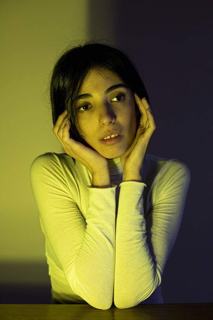 Introspective, Martina Dalla Vecchia
Fotografia ragazza con filtro giallo