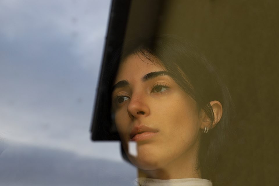 Iridescent, Martina Dalla Vecchia
Fotografia di ragazza riflessa alla finestra