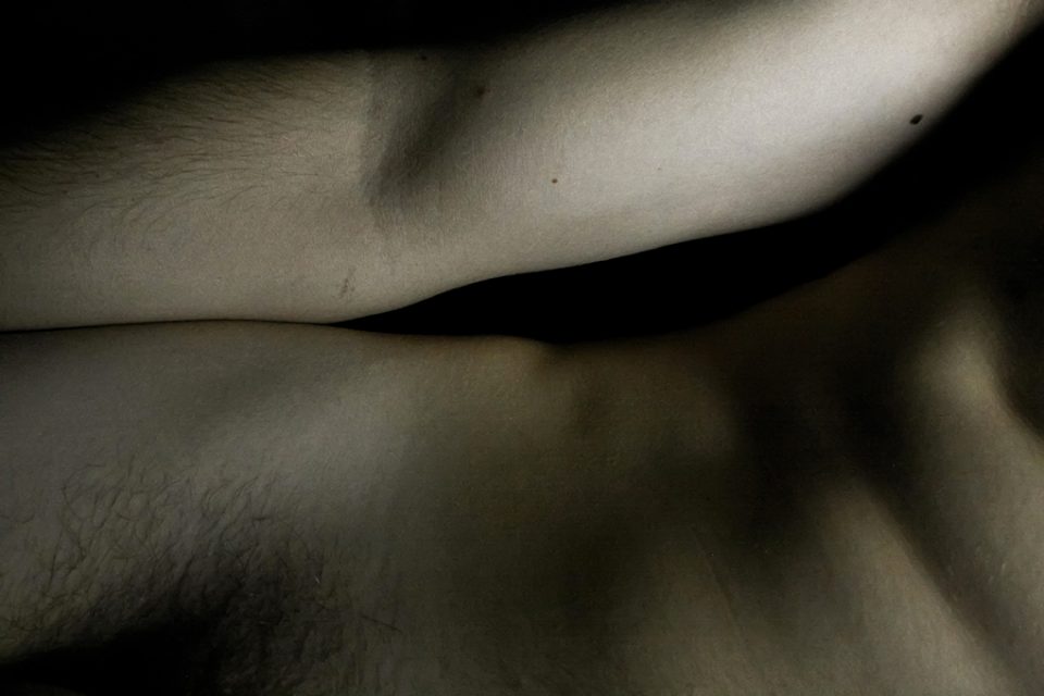Contact, Martina Dalla Vecchia
Fotografia corpo con filtro grigio