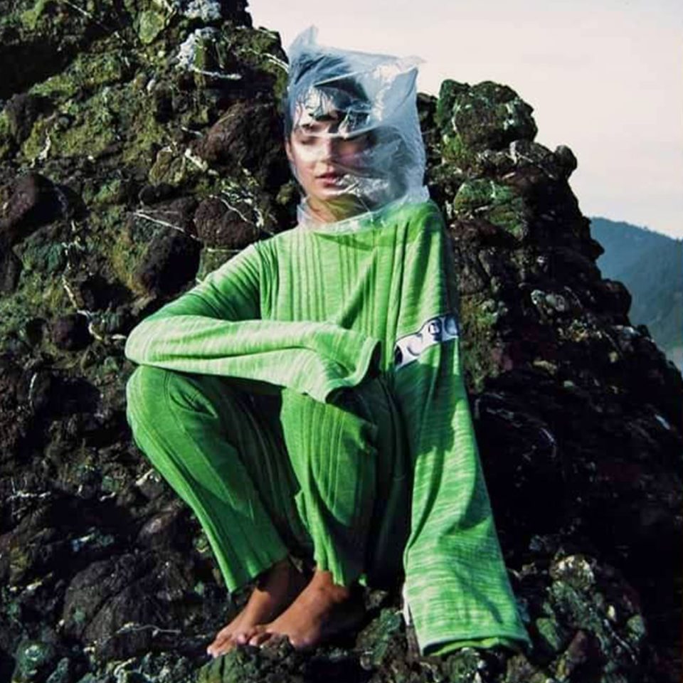 Margherita Loba Amadio, foto dal titolo 'The E.T. scattata in California, rappresentante una ragazza vestita di verde appoggiata ad una roccia con un sacchetto di plastica sulla testa 