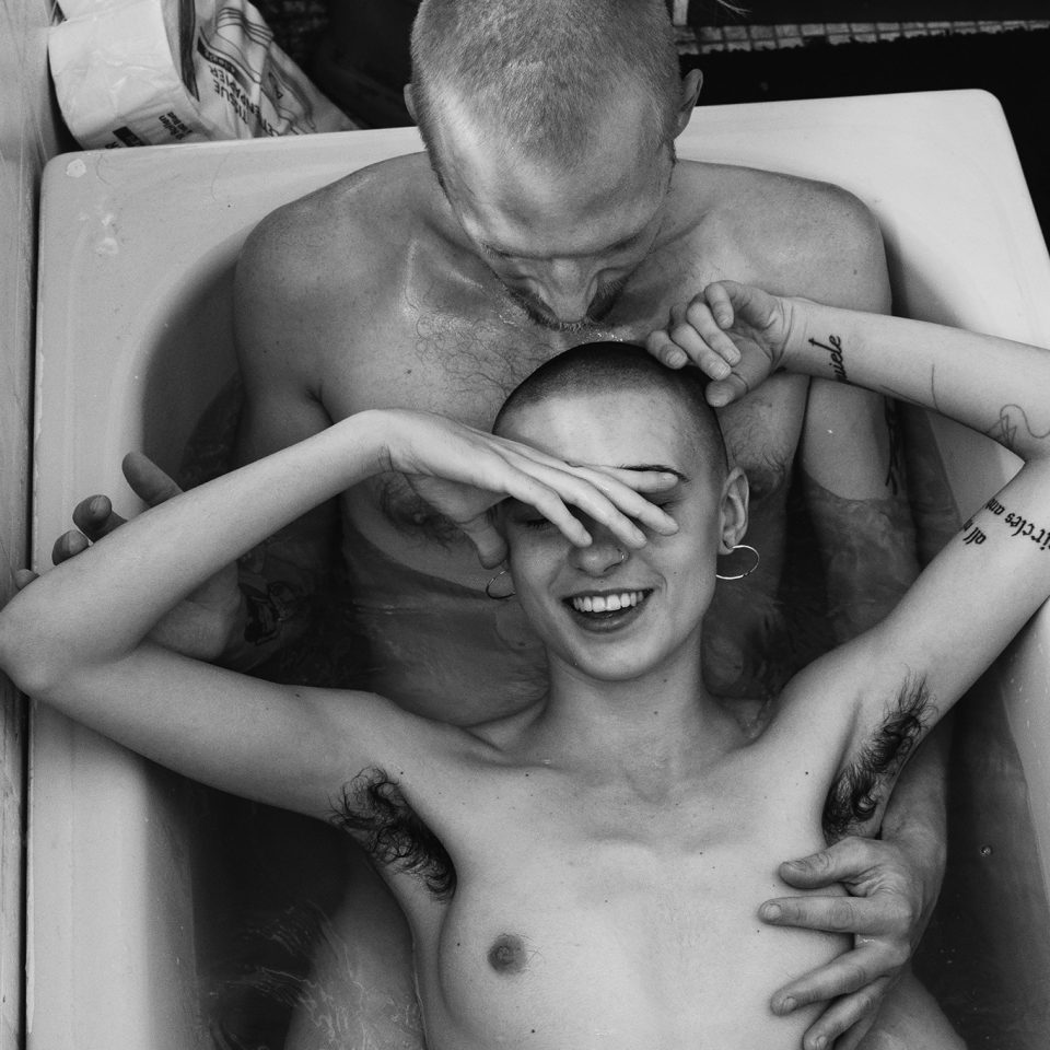 Opera di Margherita Loba Amadio dal titolo Luv Eva ritraente un uomo e una donna in una vasca da bagno. 