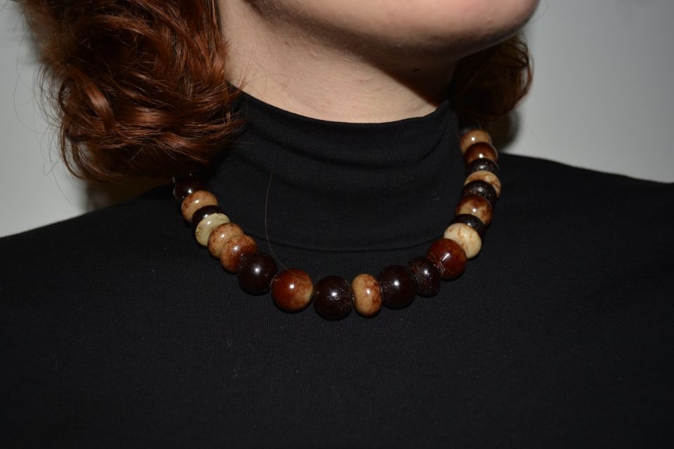 collana creata da Claudia Chisari con perle di resina e sangue 