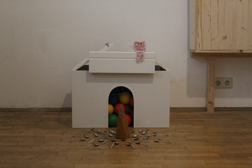 Opera dell'artista Valentina Bobbo, "Der Gesuchte Mann", assemblaggio, dimensioni variabili, 2024.