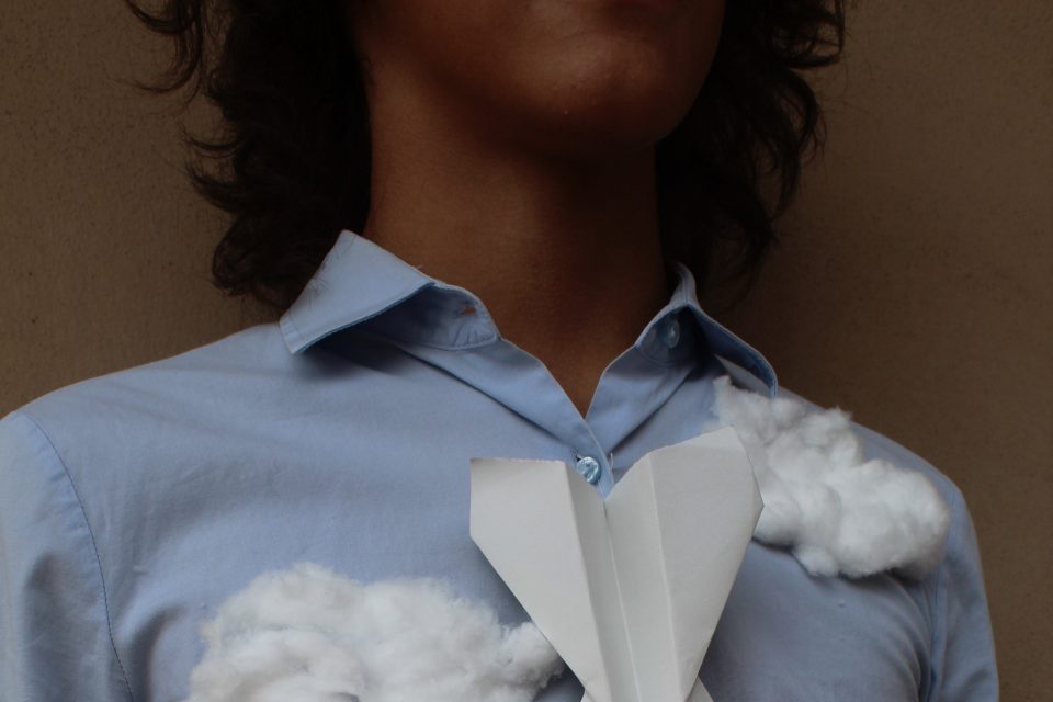 Opera dell'artista Valentina Bobbo, "La camicia del lavoratore sognatore", tecnica mista, dimensioni variabili, 2023.