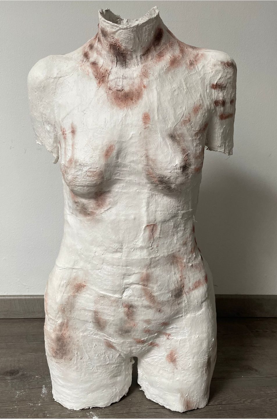 Alice Casella, "Donne marmoree", calco in gesso, 2024