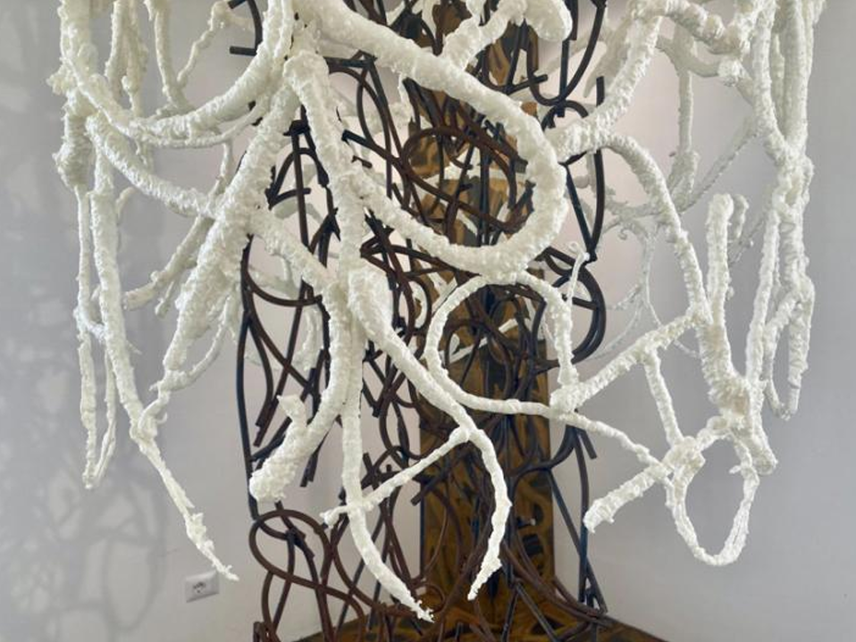 Alessandro Giove; "Evoluzione di una gabbia"; ferro, schiuma poliuretanica, ottone, saldatura di argento; 370x370x370 cm; 2024.
