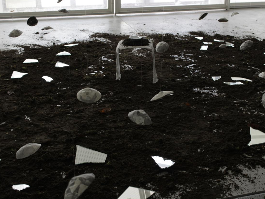 Alessandro Giove; "Lacrime"; carta, colla, gesso, terra, acqua, foto; 600x400x50 cm; 2024.