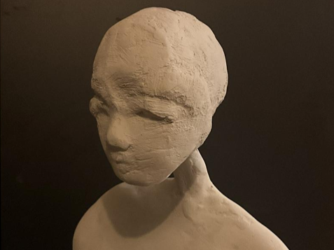 Alessandro Giove; "Crescendo a tentoni"; gesso, terra, poliuretano, ferro; 100x33x23 cm; 2025.