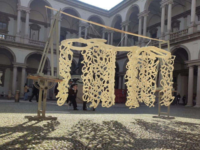 Alessandro Giove, "Giostra", schiuma poliuretanica, 400x200x150 cm, 2023.
