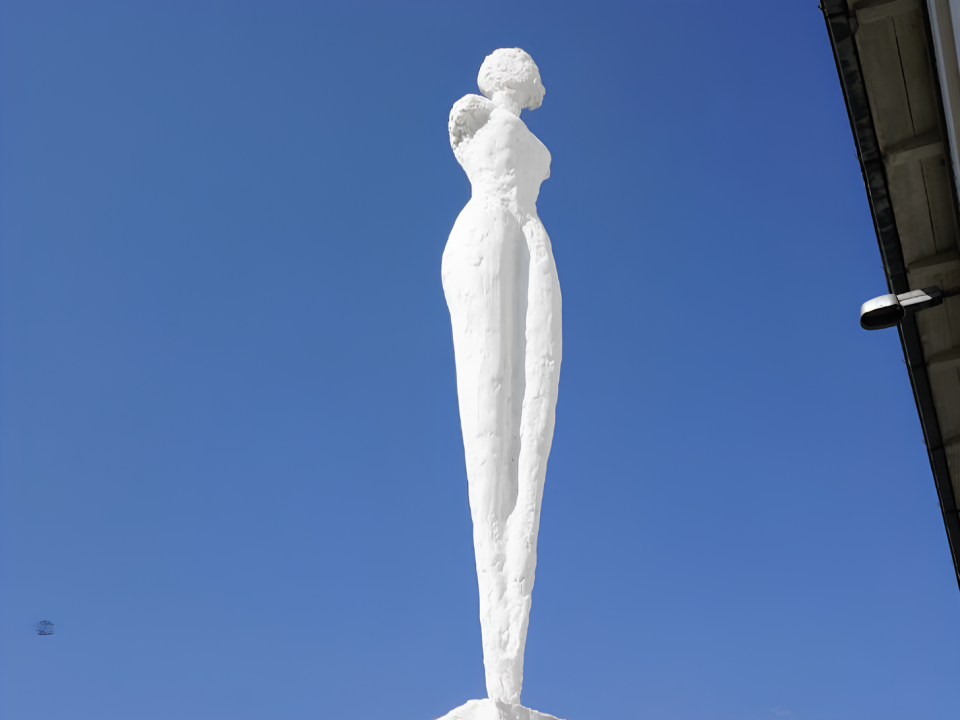 Alessandro Giove; "Etoile"; gesso, schiuma poliuretanica e legno; 320 x 30 x 30 cm, 2024.