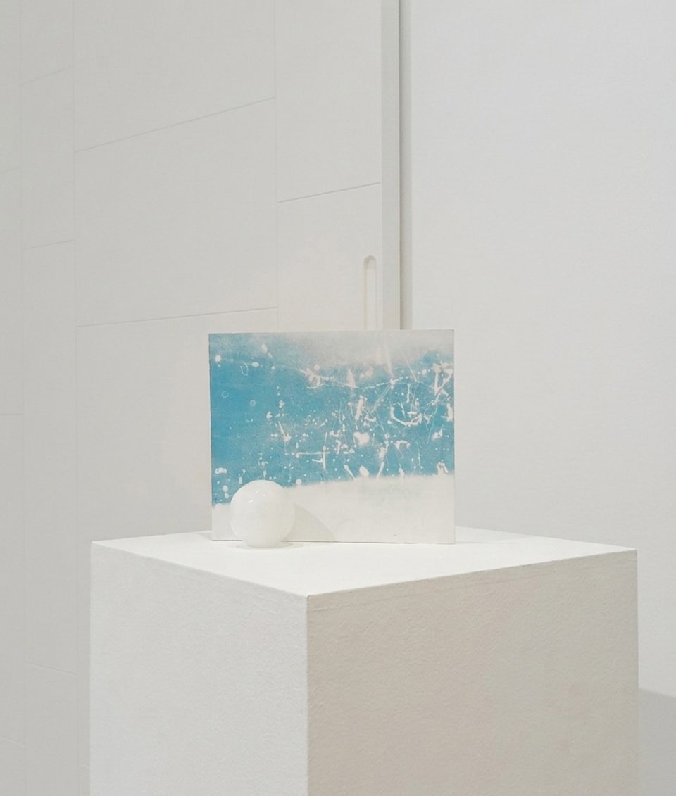Lorenzo D'Alba, "La mia luce alle tue viscere", cianotipia, sfera di selenite, 2025.